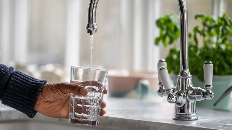 Thames Water image of filling a glass of water from the tap