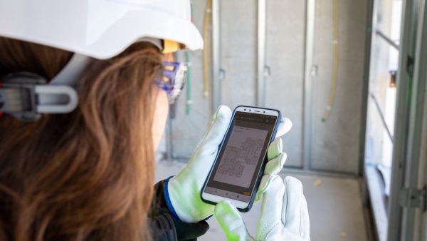 Site operative using Buildots app on a mobile device