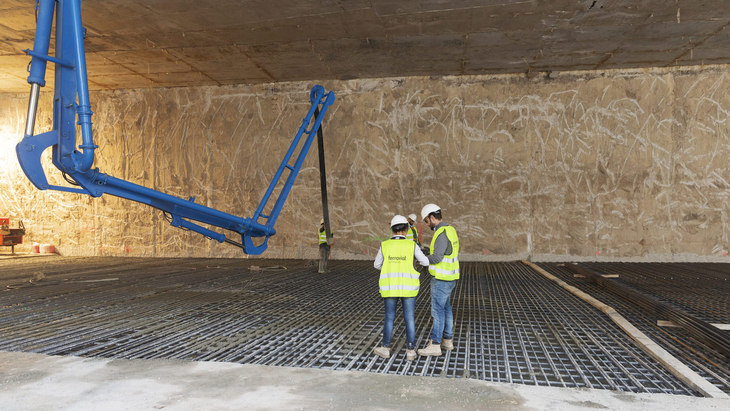 Ferrovial: staff using wearable proximity warning system