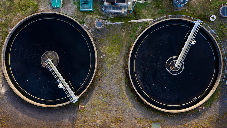 N2O - Aerial view of the tanks of a UK sewage and water treatment plant enabling the discharge and re-use of waste water