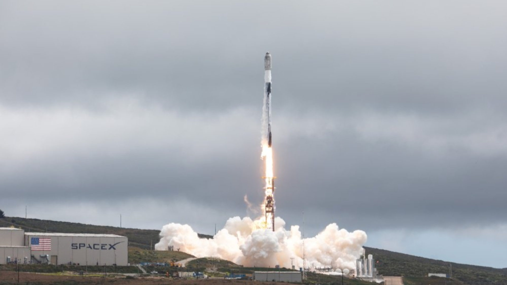 Satellite Vu - A rocket launching into space.